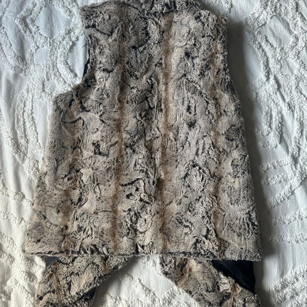 The Limited Faux Fur Super Soft‎ Open Front Vest in Black and Tan Size x Small - Picture 8 of 8